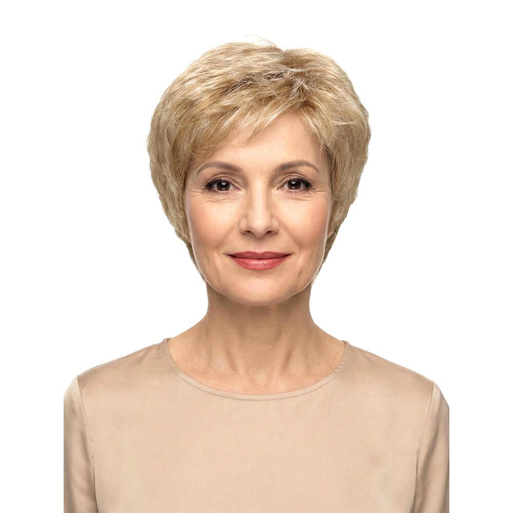 Kurzhaarperücke in Blond. Frontale Ansicht einer Frau mit Perücke. Natürlicher Look, leicht gewellt.