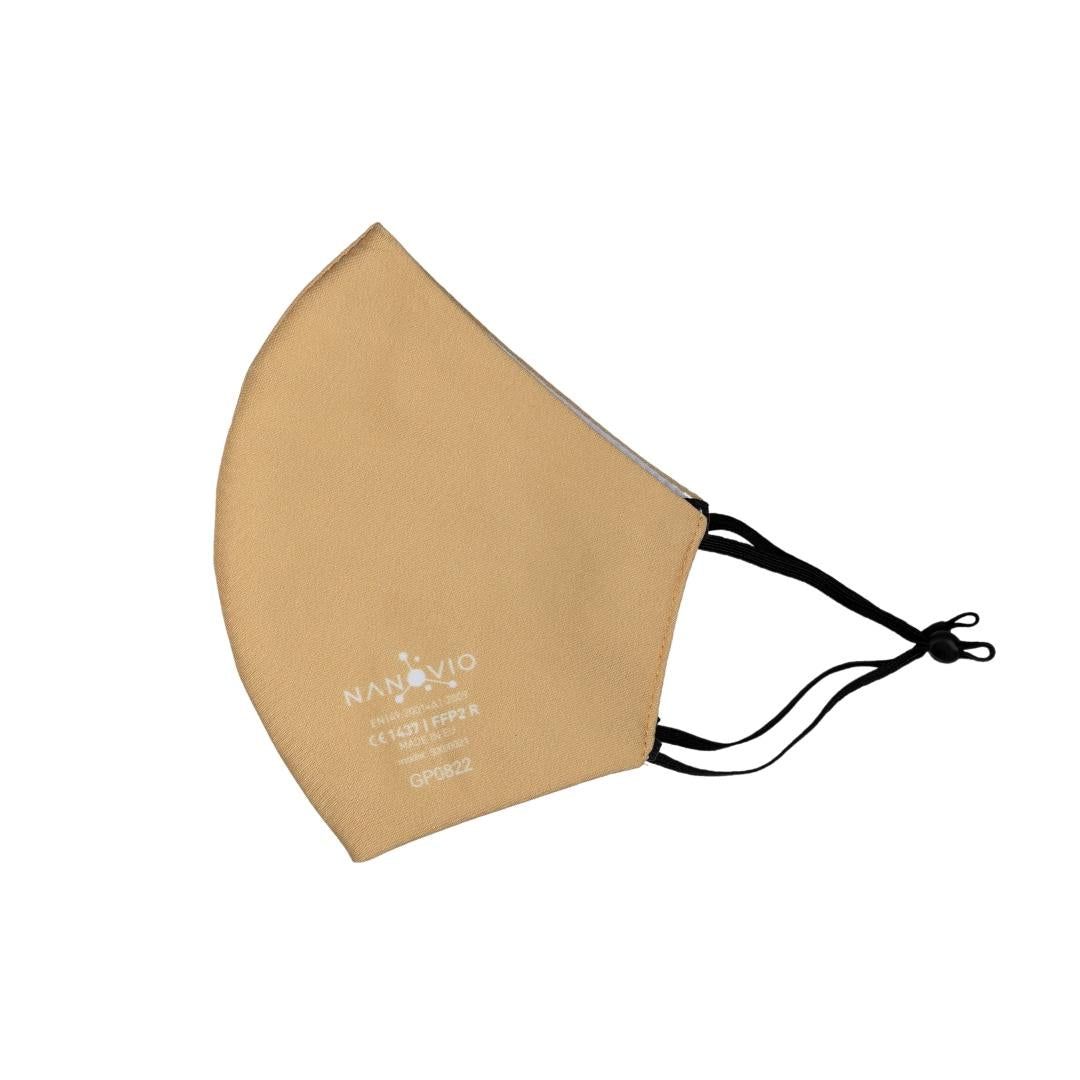 Beige Maske mit schwarzem Riemen. Auf der Maske ist das weiße Logo und Text zu sehen: NANOVIO, CE 1437/FFP2 R, Made in EU, GP0822.