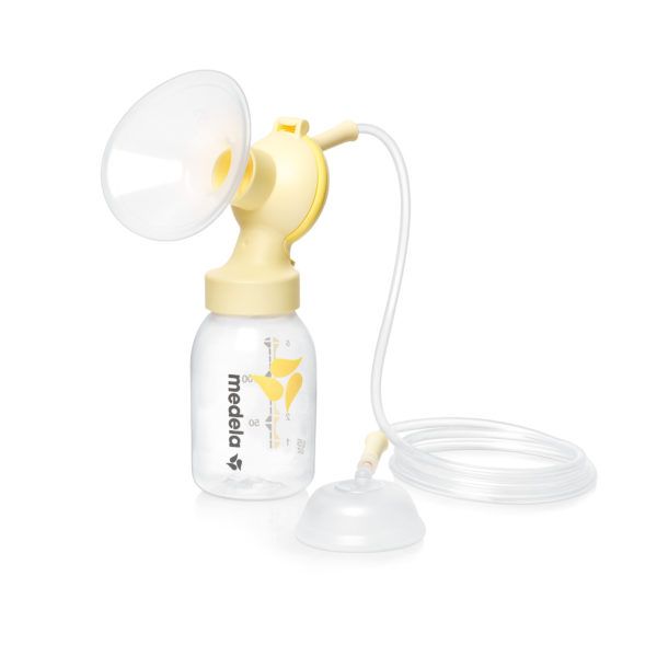 Gelber Handmilchpumpen-Aufbau mit klarer Flasche und Schlauch. Marke Medela sichtbar.