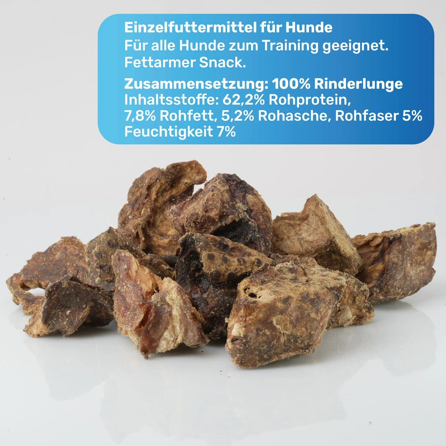 Hundefutter-Snack aus Rinderlunge. Braune, unregelmäßig geformte Stücke. Text auf blauem Hintergrund: Zusammensetzung, Nährwerte.