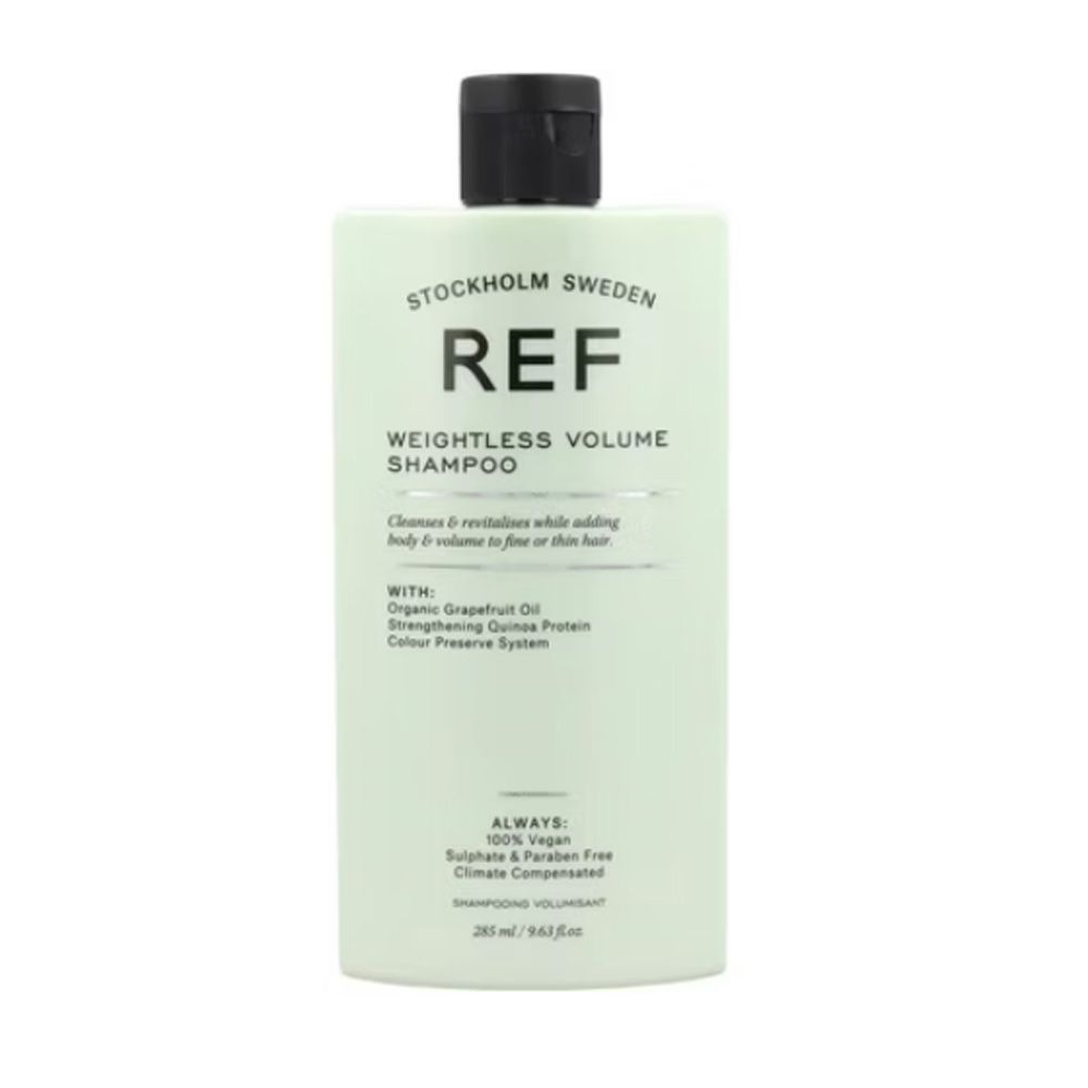 Hellgrüne Shampoo-Flasche mit schwarzem Deckel. Aufschrift: REF, WEIGHTLESS VOLUME SHAMPOO. Enthält Bio-Grapefruitöl und stärkendes Quinoa-Protein.