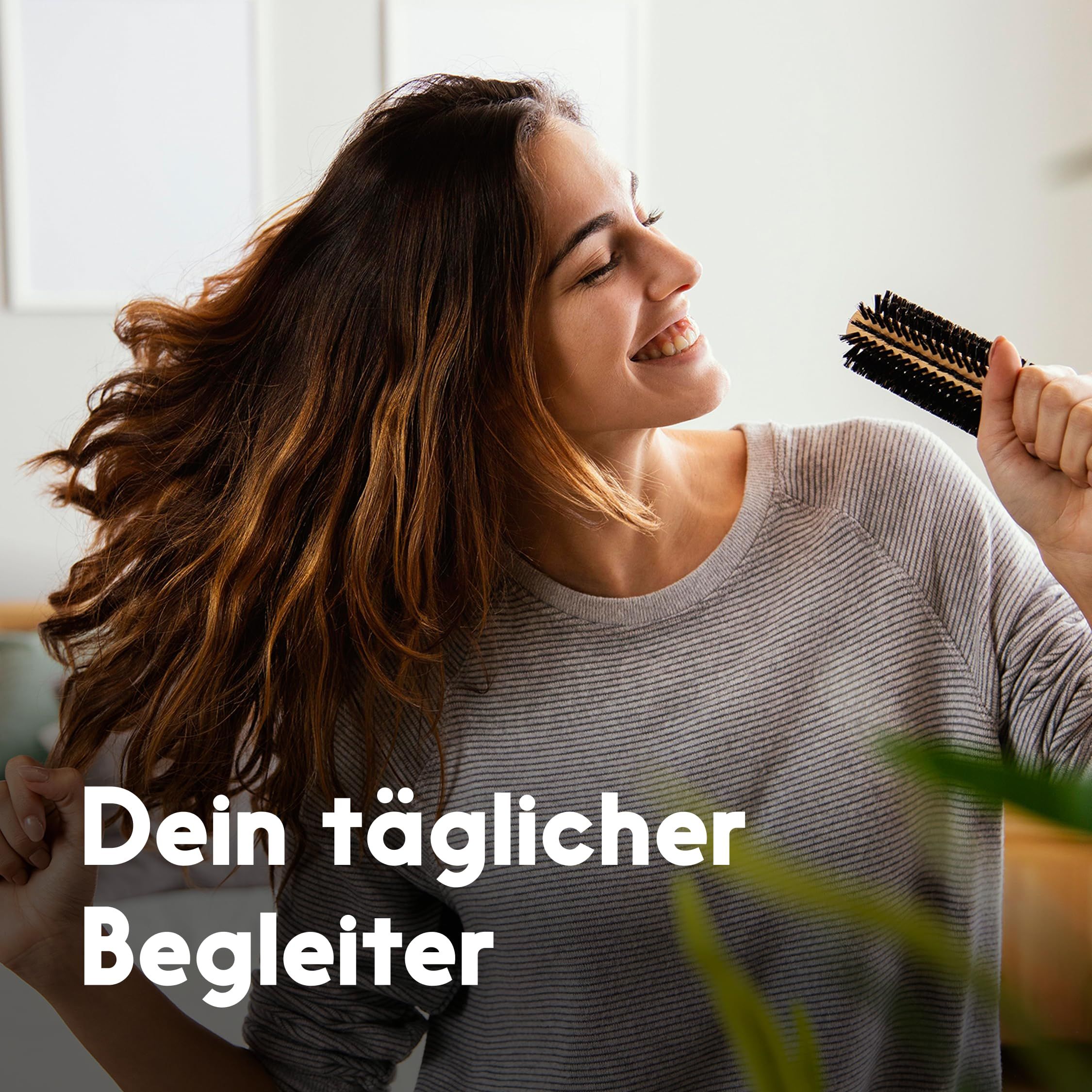 Frau mit Haarbürste, lächelnd. Text: Dein täglicher Begleiter.
