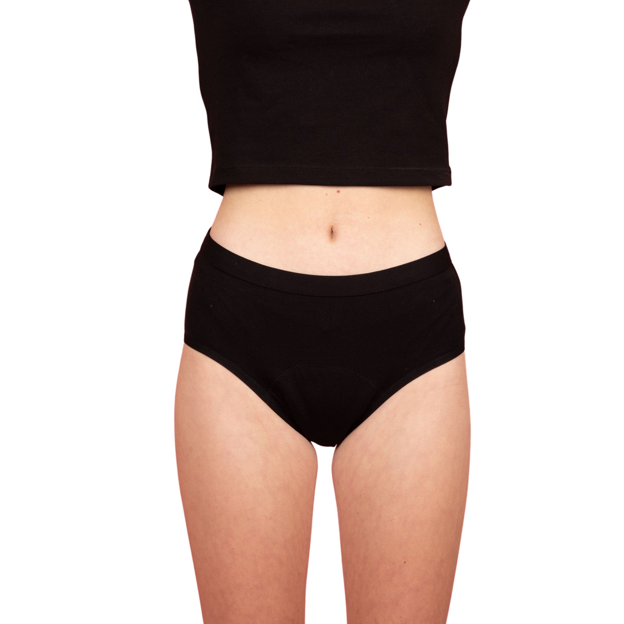 Schwarzer Periodenslip für Teenager. Nahaufnahme des Unterkörpers. Das Model trägt ein schwarzes Top und Unterhose.