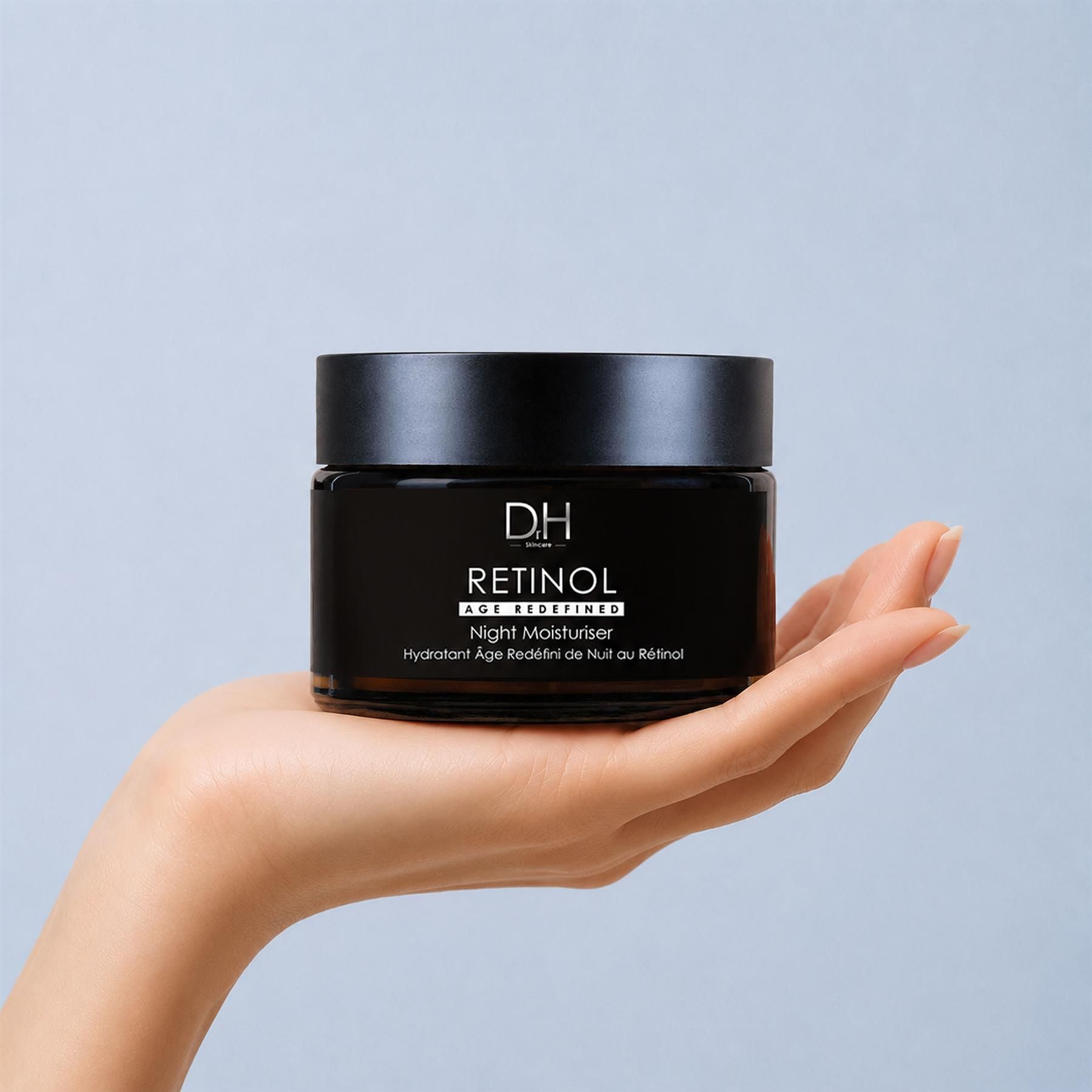 Dr H Retinol Age Redefined Nachtcreme im Glasbehälter, gehalten in einer Hand.