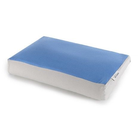 Rechteckiges Kissen, blau/grau. Blaue Oberseite, graue Seiten. Kleines Etikett mit Text an der Seite.