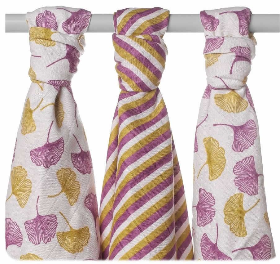 Drei Tücher mit Ginkgo-Blatt-Muster und Streifenmuster. Aufgehängt an einer Stange. Farben: Weiß, Gelb, Lila.