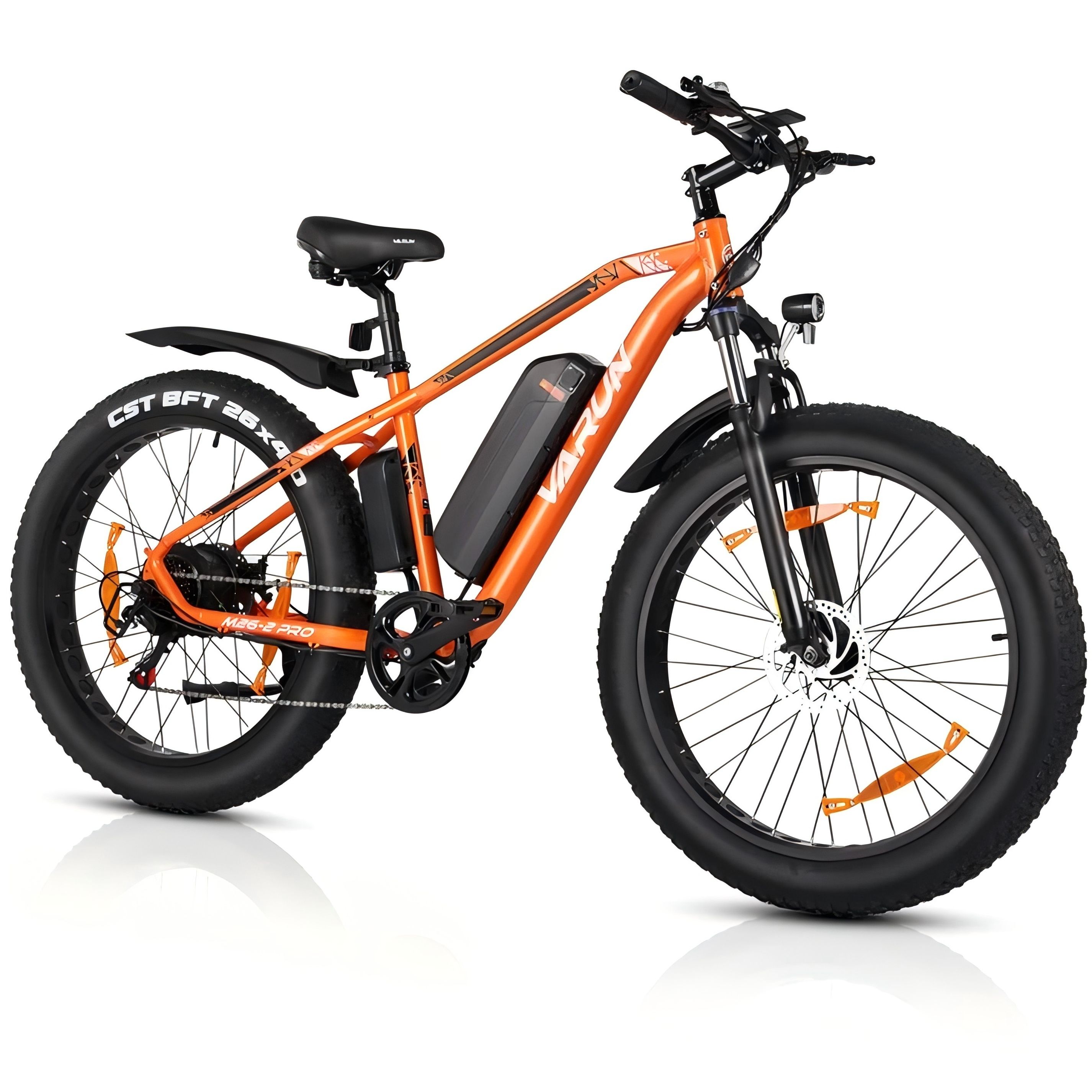 Orangefarbenes E-Mountainbike mit schwarzen Reifen. VARUN-Logo am Rahmen. Schutzbleche, Scheibenbremsen.
