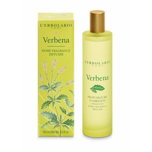 Zwei Produkte: L'Erbolario Verbena Raumspray und Verpackung. Hellgrüne Flasche mit goldfarbenem Deckel. Verpackung mit Pflanzenabbildung.