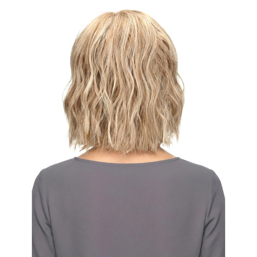 Blond gewellte Perücke mit Pony. Rückansicht. Der Hintergrund ist weiß.