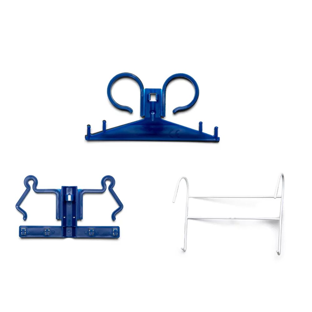 Blauer Urinbeutelhalter. Kunststoff, mit Haken und Halterungen. Mehrere Ansichten.