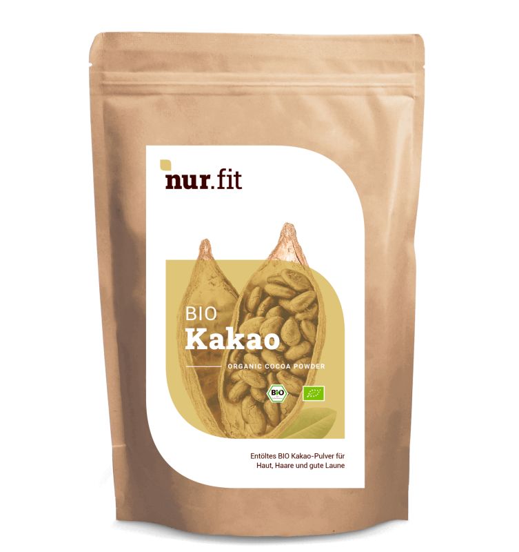 Beutel mit BIO Kakao Pulver. Text: BIO Kakao, Logo, grüne Blätter. Braune Verpackung mit Text.