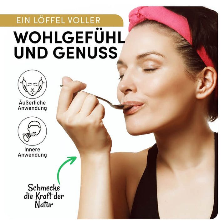 Frau isst Honig mit einem Löffel. Text: Ein Löffel voller Wohlgefühl und Genuss. Äußerliche und innere Anwendung.
