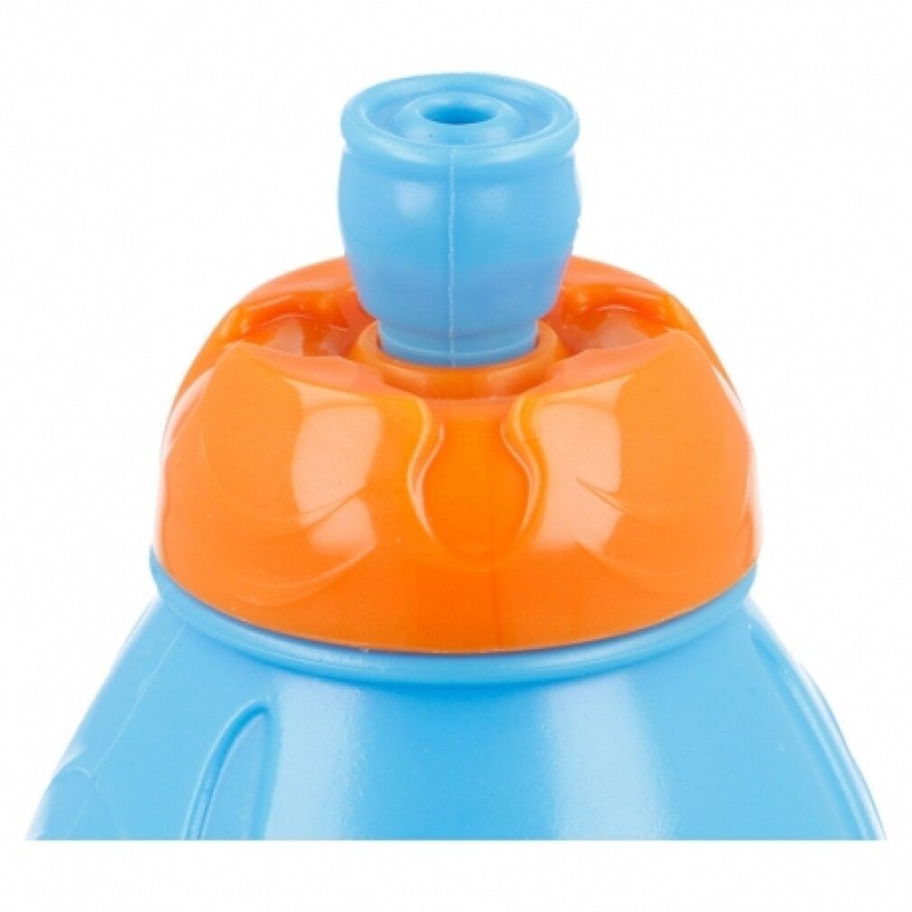 Nahaufnahme des orangefarbenen Deckels einer blauen Trinkflasche. Der Deckel hat eine blaue Spitze.