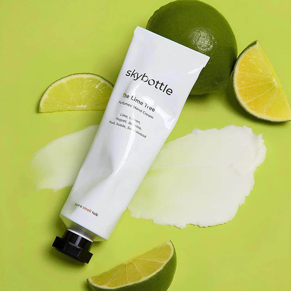 Weiße Tube SKYBOTTLE Handcreme "The Lime Tree" mit Limetten und Creme auf grünem Grund. Text: "The Lime Tree", "Perfumed Hand Cream".