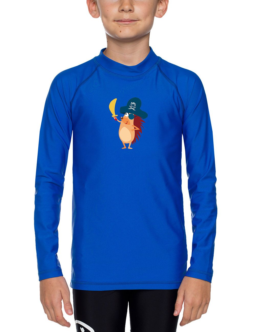Kind trägt blaues Langarm-Shirt mit Igel-Piraten-Motiv. Stehkragen, Raglanärmel. Igel mit Säbel und Piratenhut.