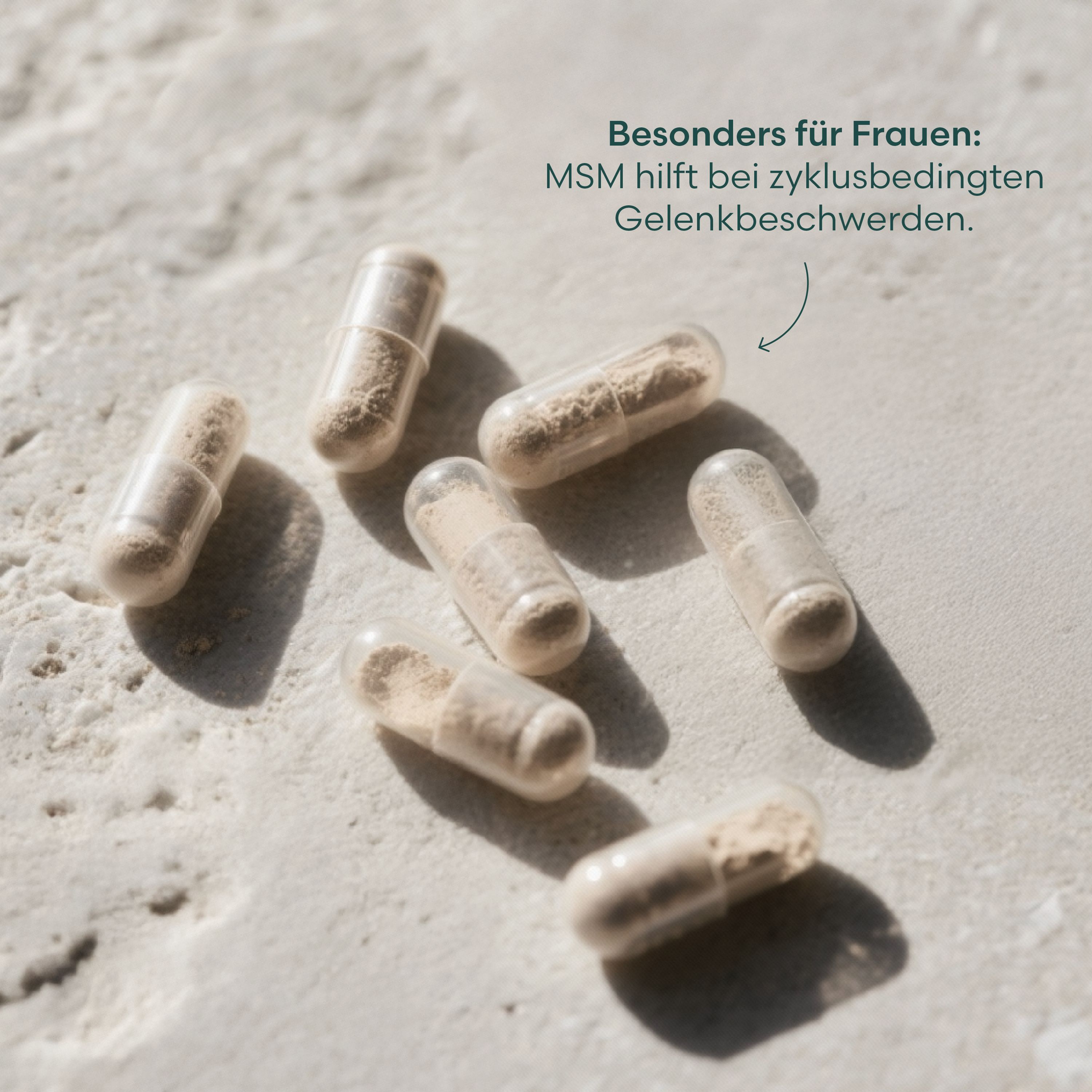 Sieben Kapseln auf einer Oberfläche. Text: Besonders für Frauen. MSM hilft bei zyklusbedingten Gelenkbeschwerden.