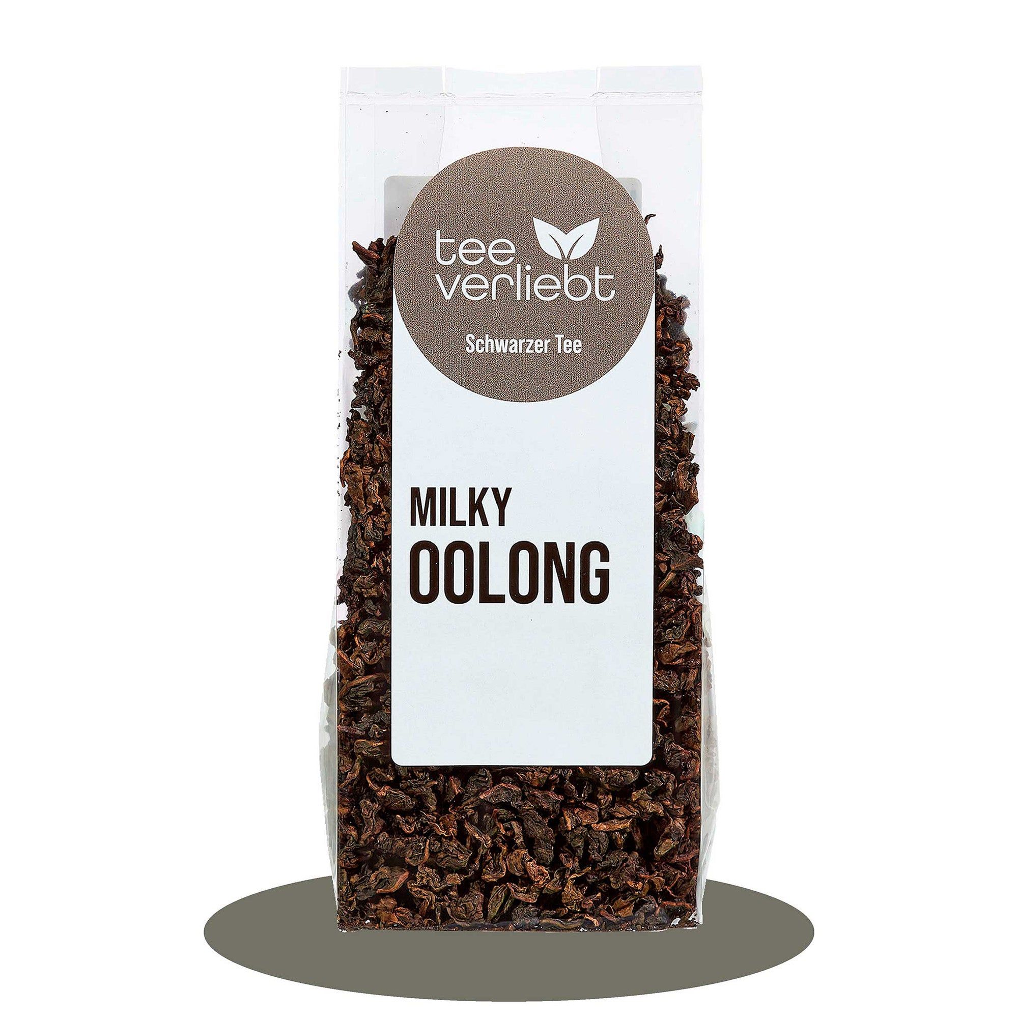Transparente Tüte mit losem Tee. Aufkleber mit Logo und Schriftzug "MILKY OOLONG".