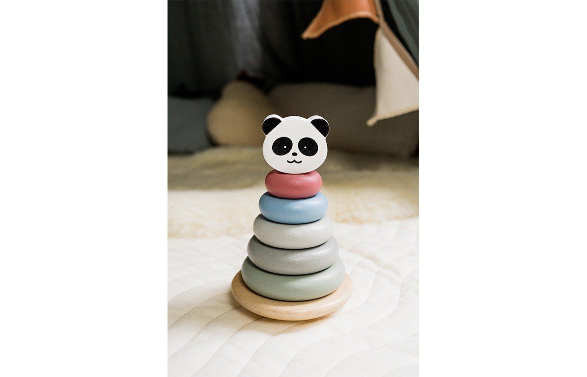 Stapelturm mit Panda-Kopf. Der Turm steht auf einer weißen Oberfläche. Der Hintergrund ist unscharf.