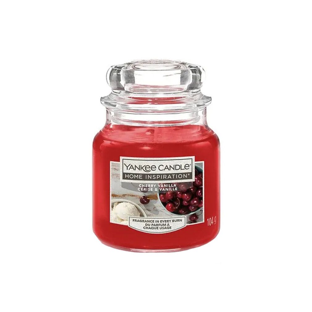 Rote Duftkerze im Glas mit Deckel. Aufschrift: Yankee Candle Home Inspiration, Kirsche Vanille. Abbildung von Kirschen und Eis.