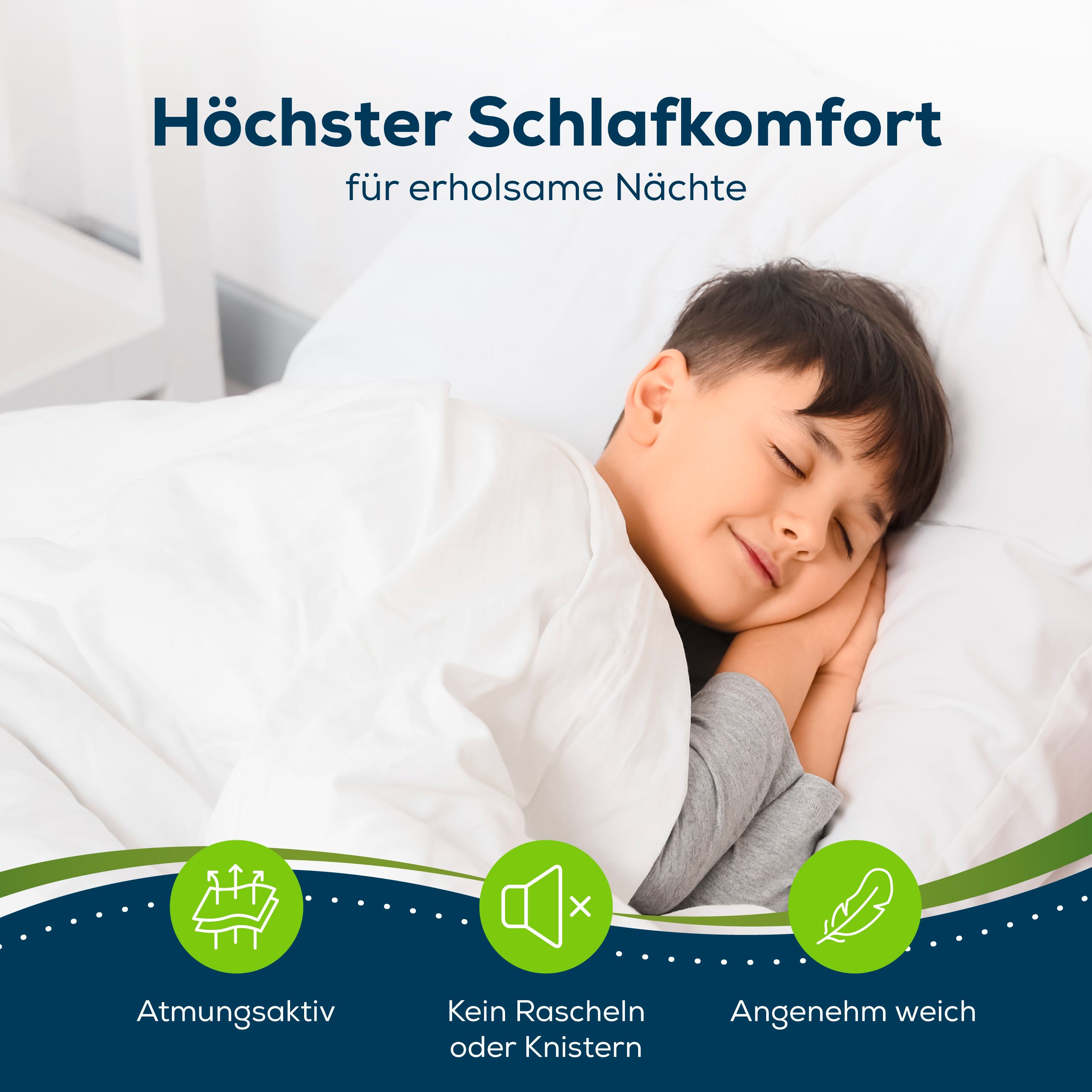 Junge schläft friedlich auf weißem Bettlaken. Symbole: atmungsaktiv, geräuscharm, weich. Text: Höchster Schlafkomfort.