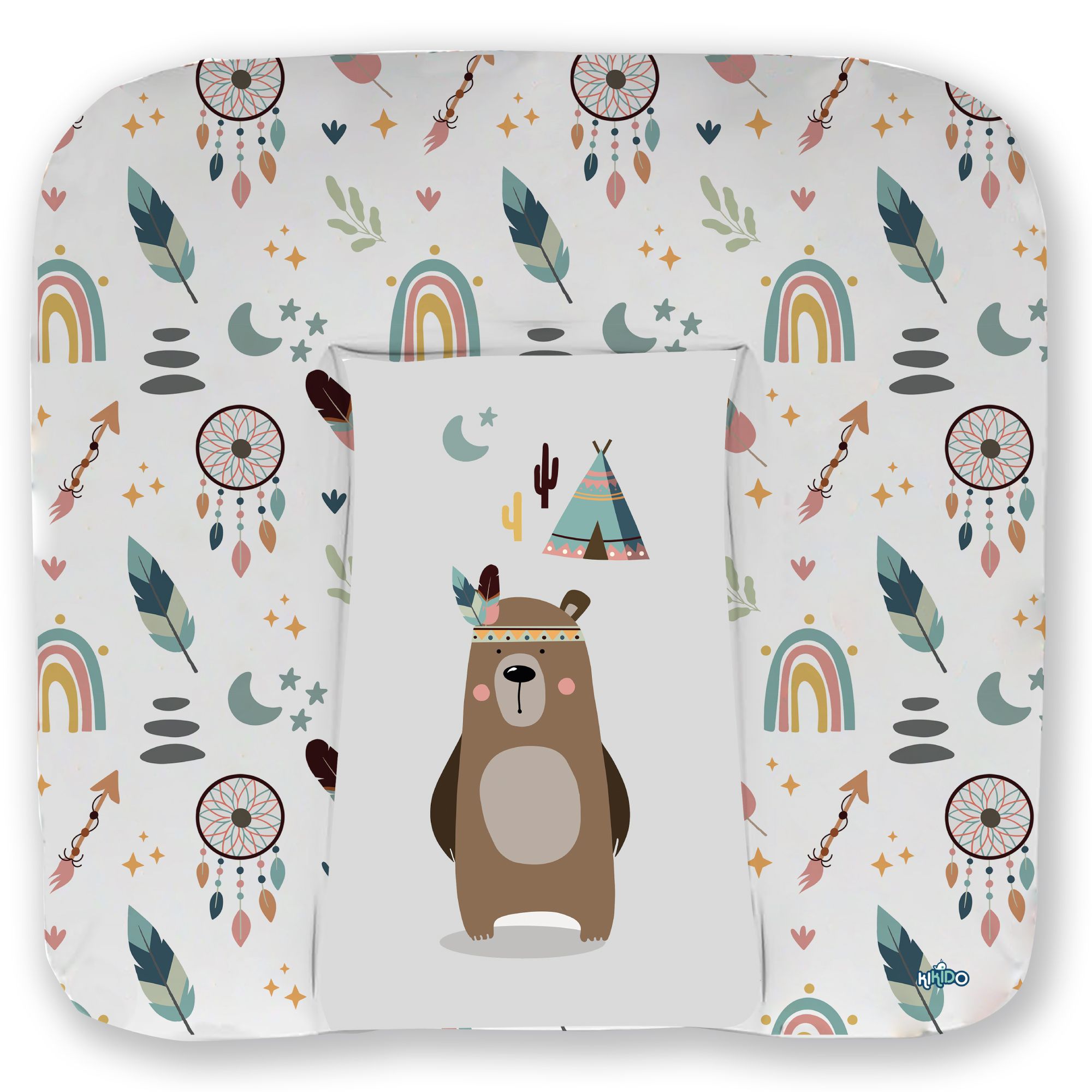 Wickelauflage mit Muster aus Federn, Traumfängern, Regenbogen und Bär. Rechteckig mit abgerundeten Ecken.