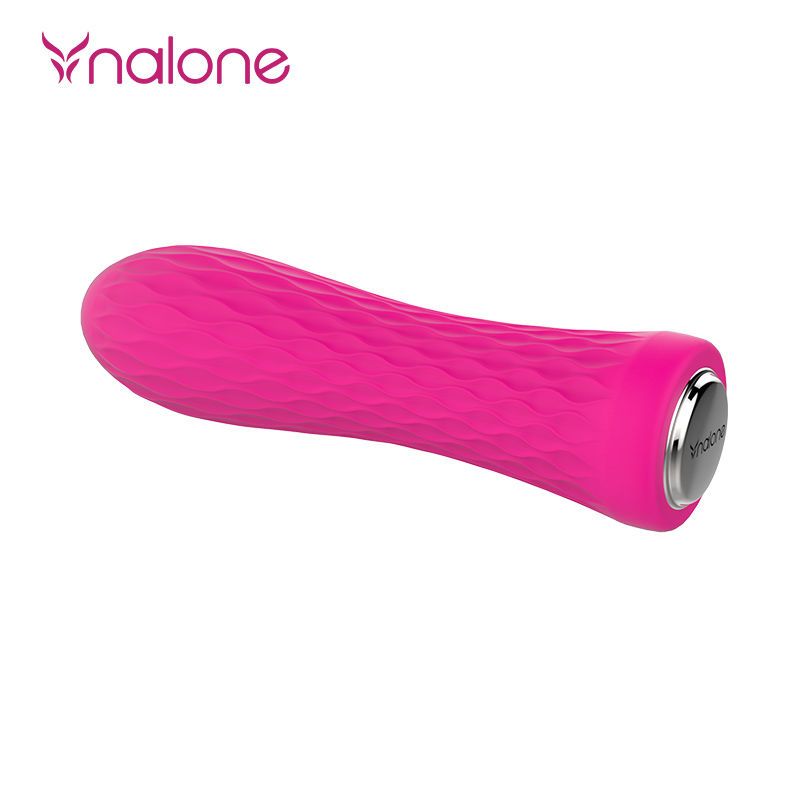 Pinkfarbener Vibrator mit geriffelter Oberfläche. Silberfarbener Endteil. Logo Nalone.