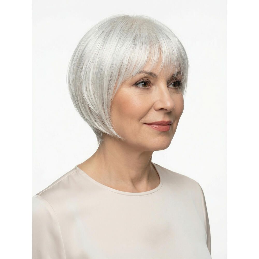 Kurzhaarperücke in Silber. Nahaufnahme einer Frau mit Perücke. Gerader Pony, seitlich geschnittenes Haar.