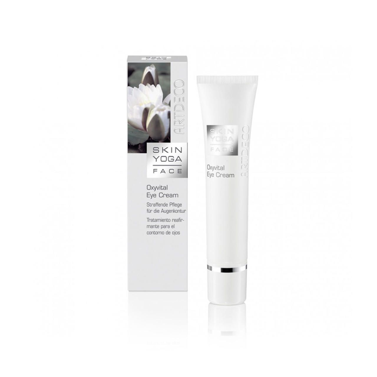 Weiße Tube und Schachtel. Auf der Tube steht "Skin Yoga Face Oxyvital Eye Cream". Auf der Schachtel ist ein Seerosen-Motiv.