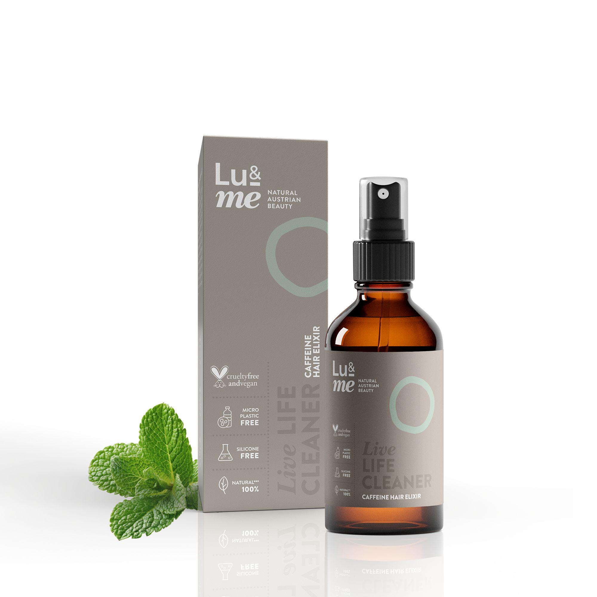 Braune Glasflasche mit Sprühkopf und Karton. Aufschrift: Live Life Cleaner, Caffeine Hair Elixir. Grünpflanze.