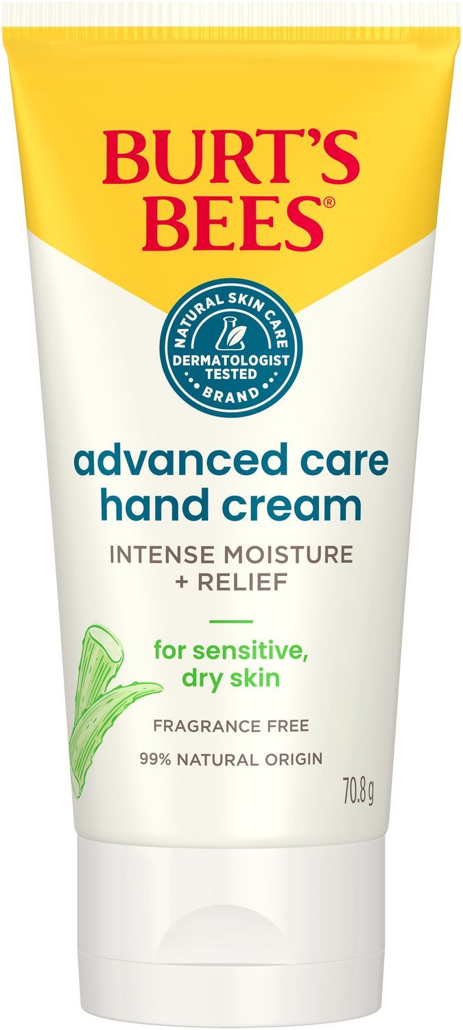 Nahaufnahme der Creme-Tube. Enthält „Burt's Bees Advanced Care Hand Cream“. Mit Aloe-Vera-Illustration.