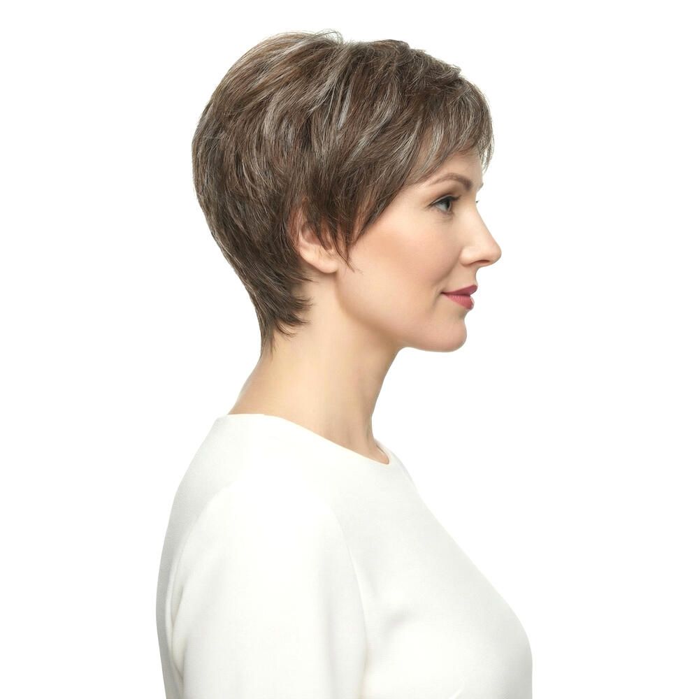 Seitenansicht einer Frau mit Kurzhaarperücke, braun-graue Strähnen. Frau mit weißem Oberteil.