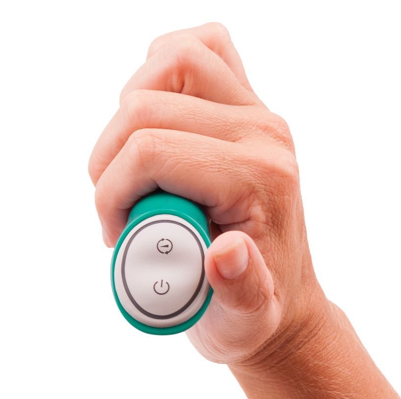 Grüner Silikonvibrator mit zwei Knöpfen. Der Vibrator wird von einer Hand gehalten.
