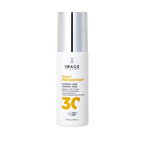 Weiße Sprühflasche mit silbernem Deckel. Aufschrift IMAGE Skincare DAILY PREVENTION protect and refresh mist SPF 30. SPF 30 Kennzeichnung.