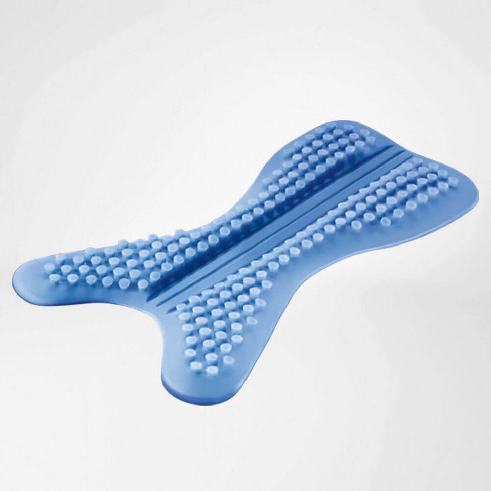 Blaues, anatomisch geformtes Pad mit Noppen. Für die Achillessehne. Oberseite mit erhabenen Punkten.
