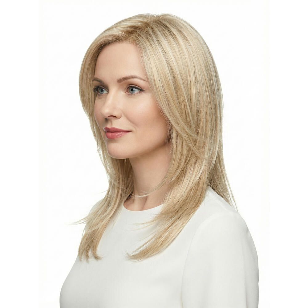 Blond gefärbte Perücke mit schulterlangem, gestuftem Schnitt. Die Frau trägt ein weißes Oberteil. Seitenansicht.
