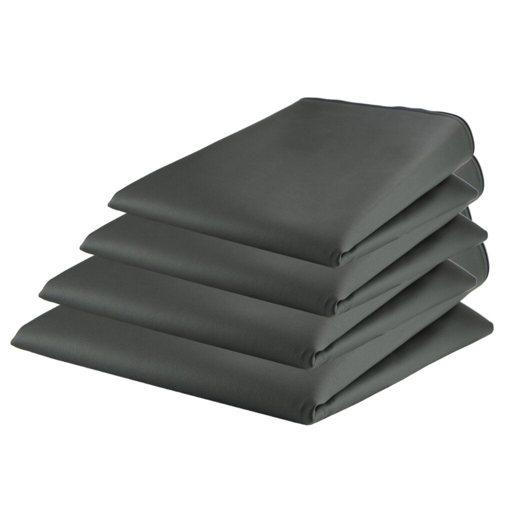 Stapel von vier dunkelgrauen Hundebettauflagen. Rechteckige Form, leicht erhöhte Ränder. Auf weißem Hintergrund.