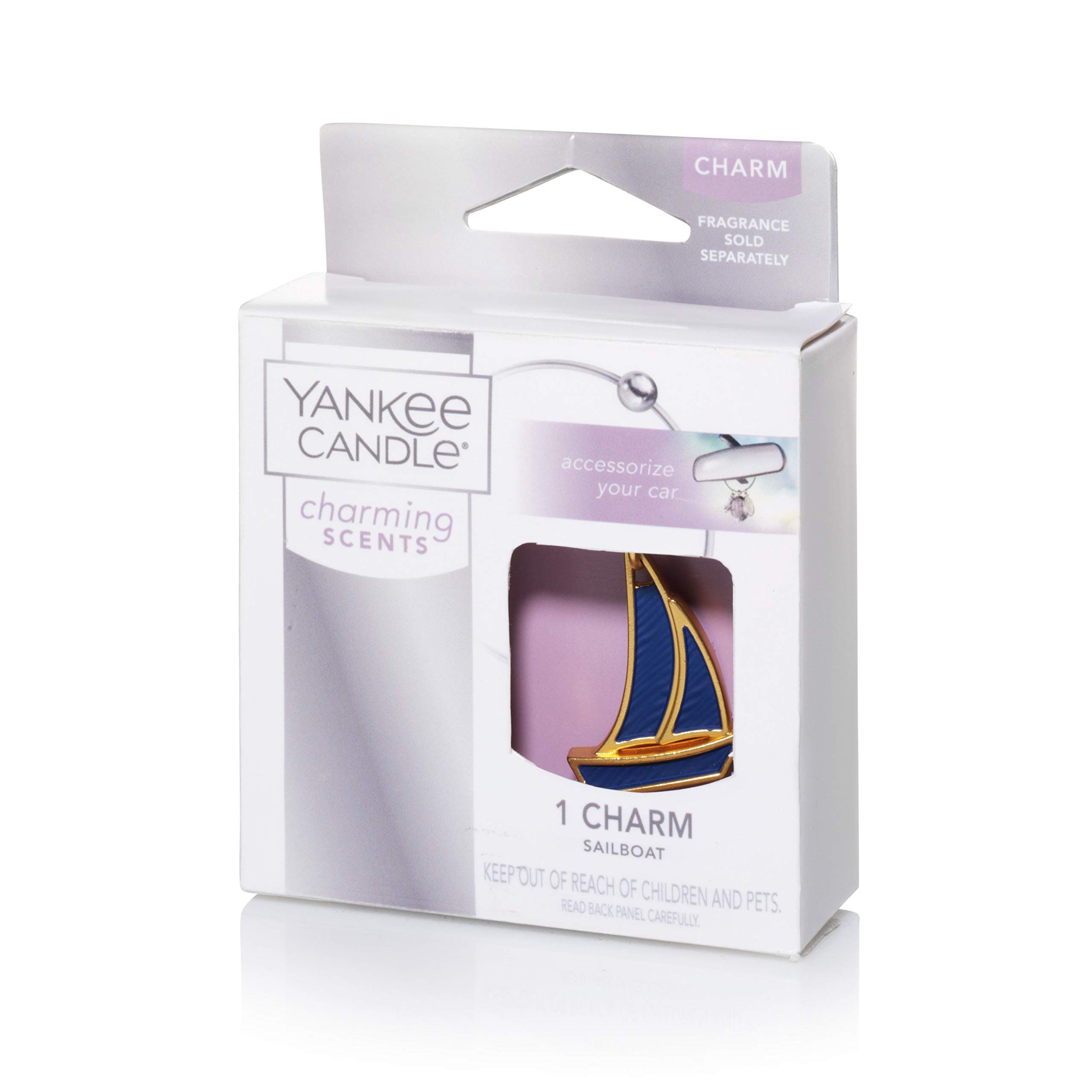 Verpackung mit einem Segelboot-Charm. Charm-Anhänger in Gold und Blau. Marke: Yankee Candle.