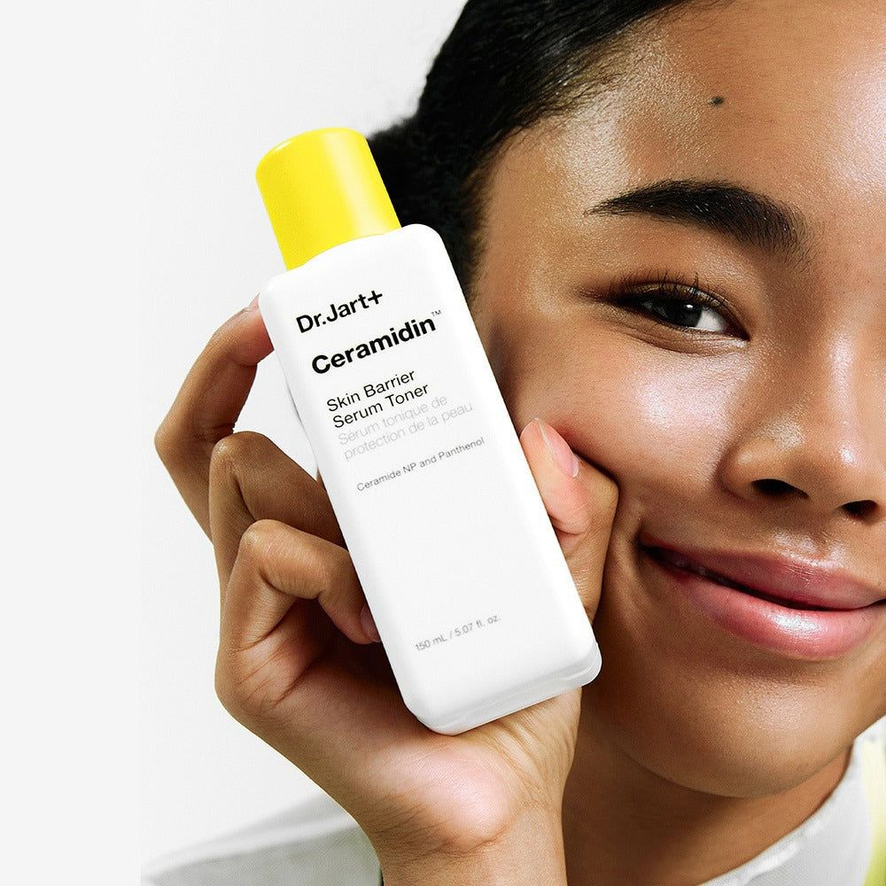 Produktflasche mit gelbem Deckel. Aufschrift: Dr.Jart+ Ceramidin Skin Barrier Serum Toner.