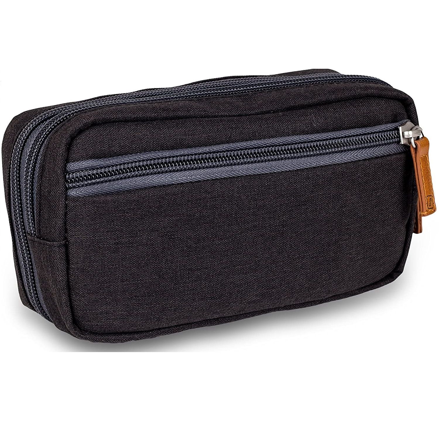 Schwarze, rechteckige Tasche mit Reißverschluss und braunem Lederanhänger. Grauer Reißverschluss.