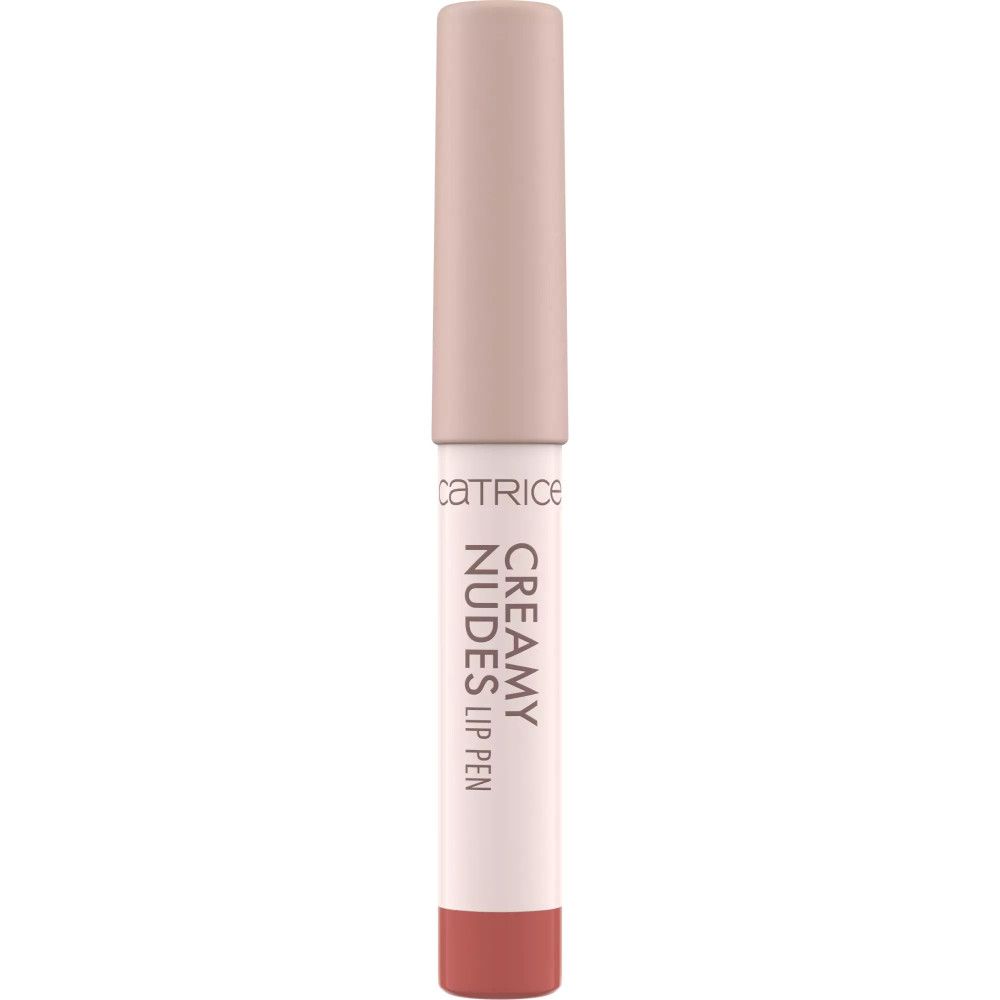 Catrice Creamy Nudes Lippenkonturenstift. Nude-farbener Stift mit Deckel. Spitze und unterer Teil in Lippenstiftfarbe.