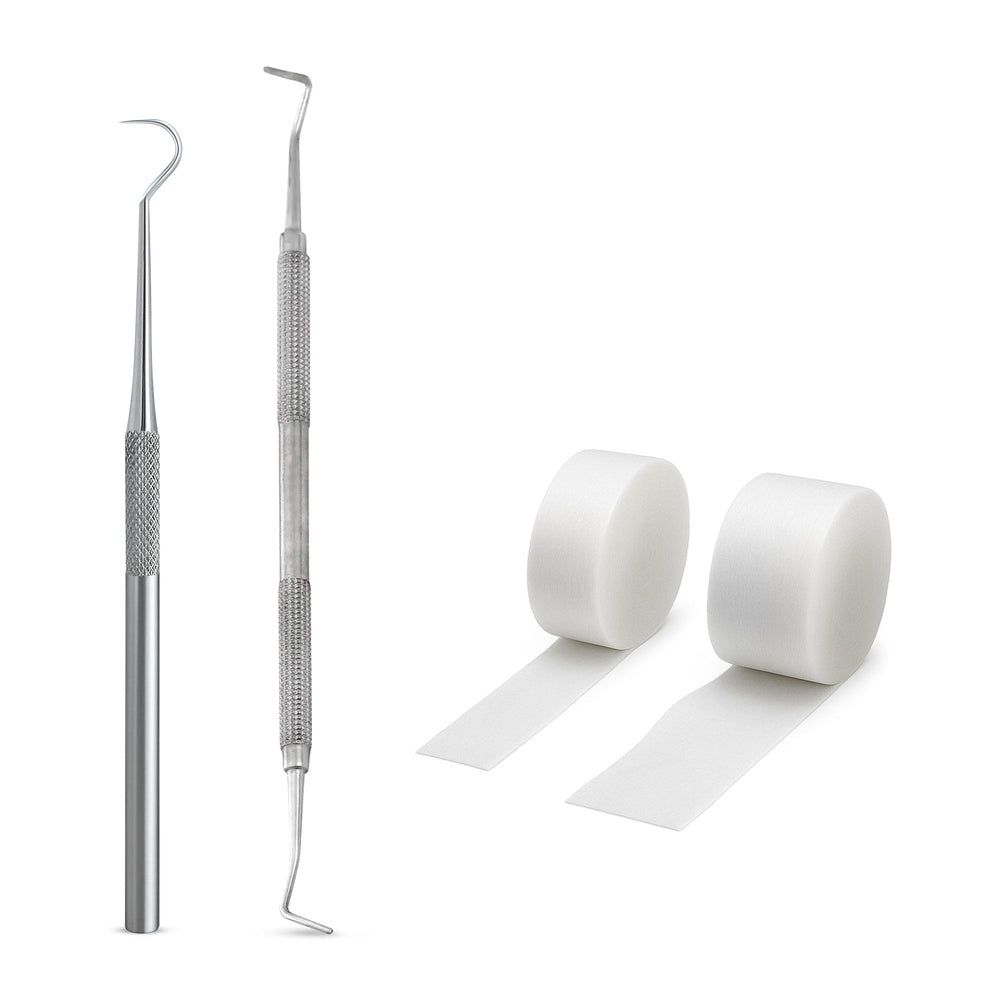 Zwei medizinische Instrumente aus Edelstahl und zwei Rollen weißes Klebeband.