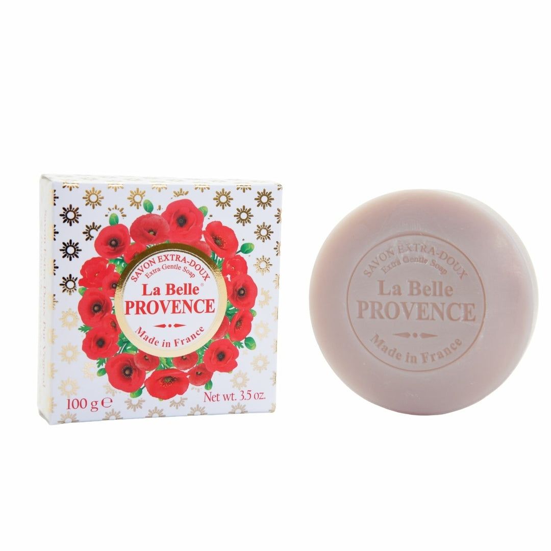Runde Seife und Verpackung. Aufschrift: La Belle Provence, Savon Extra-Doux. Rote Mohnblüten auf der Verpackung.