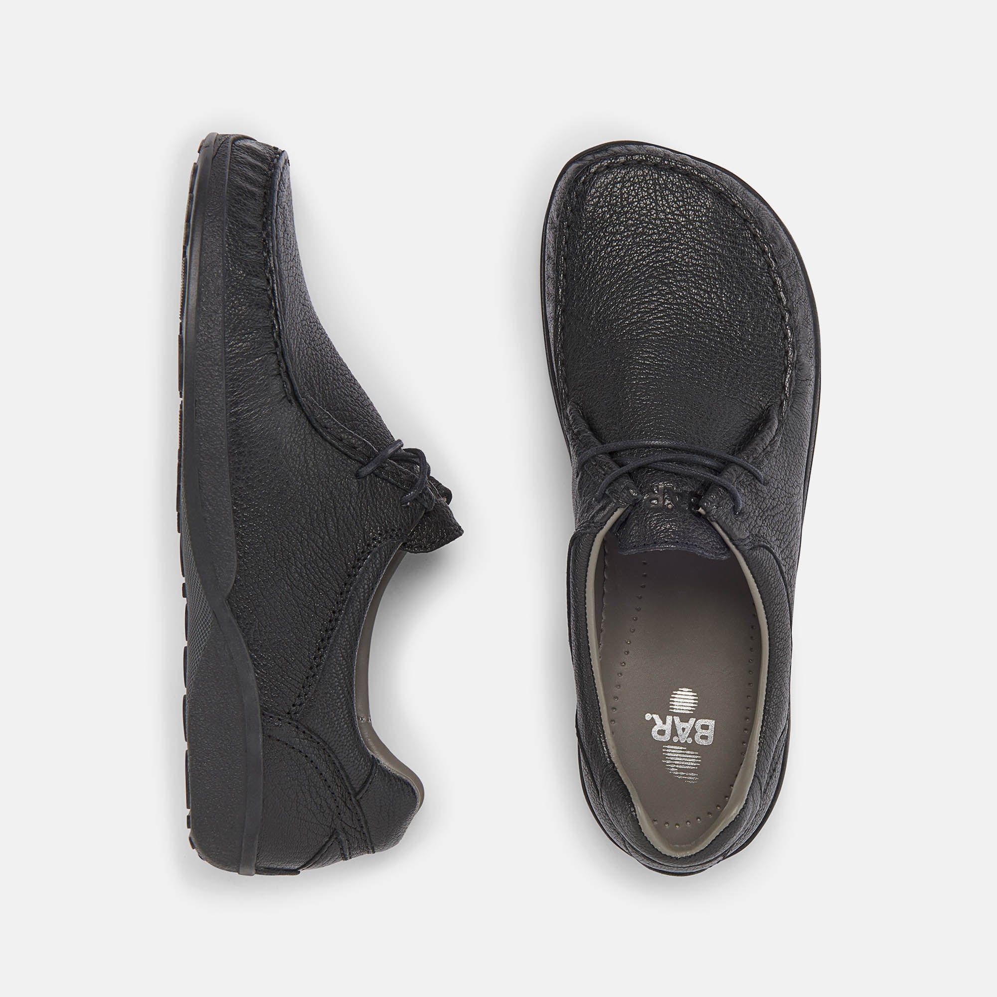 Draufsicht auf zwei schwarze Lederschnürschuhe. Sichtbare Nähte. Schnürsenkel. Gummisohle. Innensohle mit Logo.