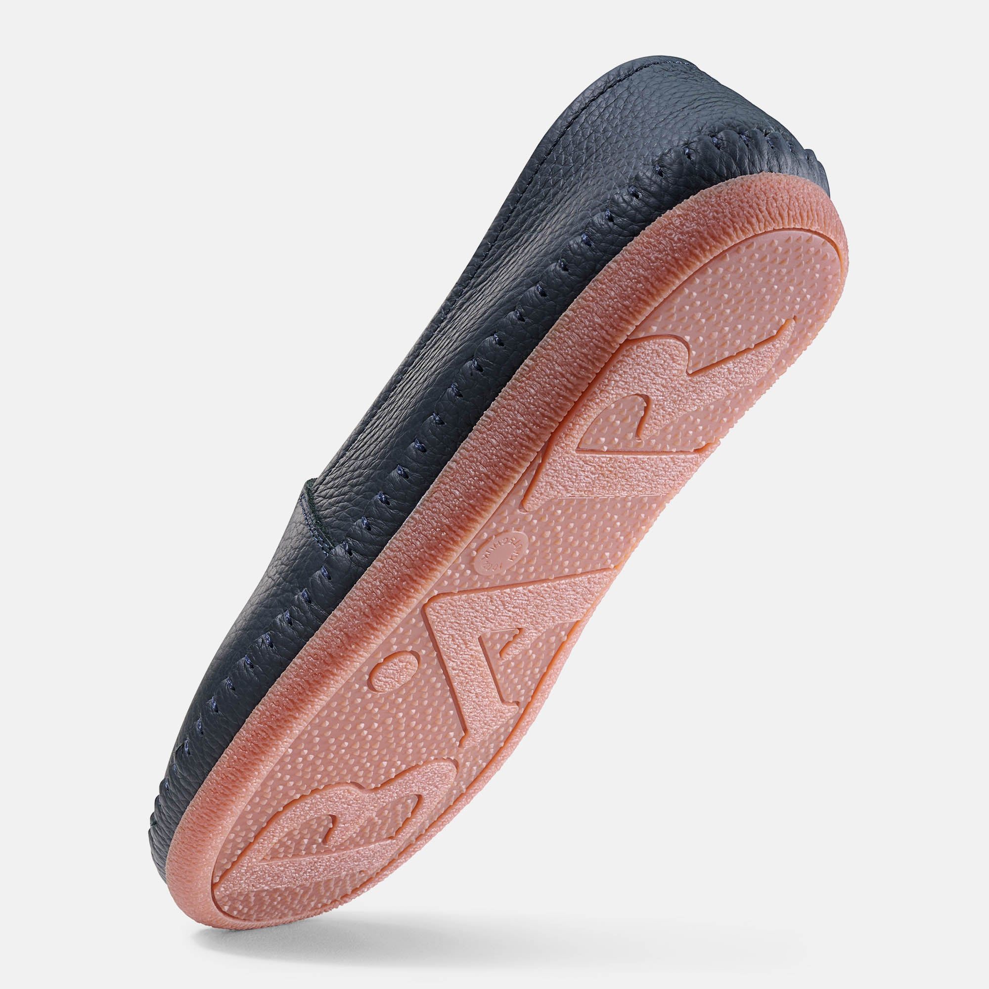 Sohle eines blauen Slippers. Braune Sohle mit Muster. Perspektivische Ansicht.