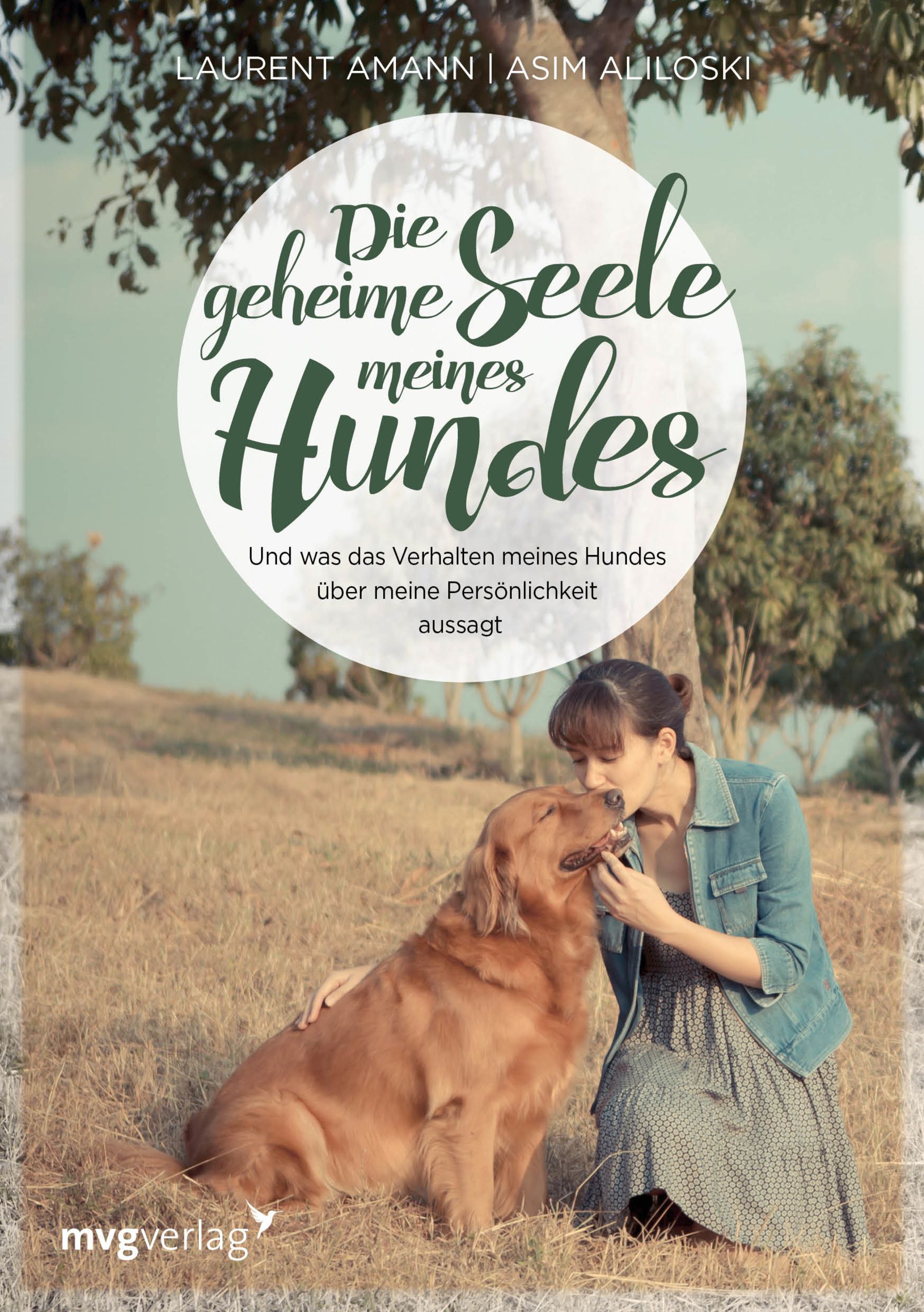Buchcover mit Titel "Die geheime Seele meines Hundes". Frau küsst Golden Retriever. Logo mvgverlag.