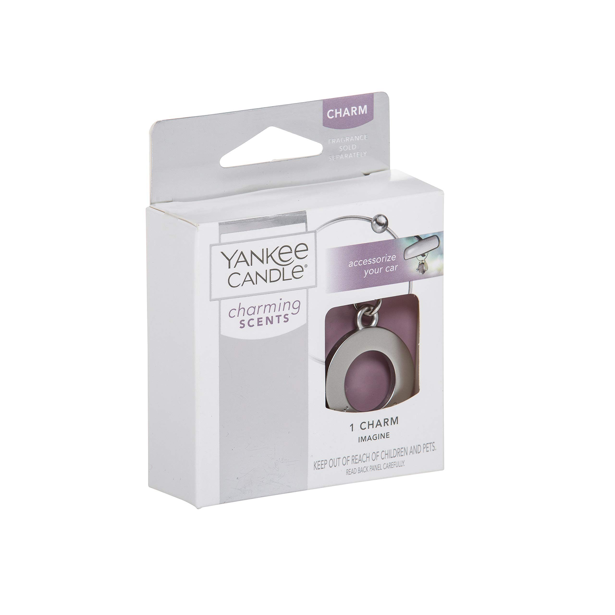 Verpackung mit Anhänger. Silberner Anhänger mit Loch, Text: CHARM, Yankee Candle Charming Scents.