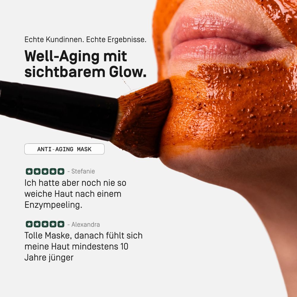 Nahaufnahme einer Frau, die eine Maske aufträgt. Kundenbewertungen für 'Tolle Maske'.