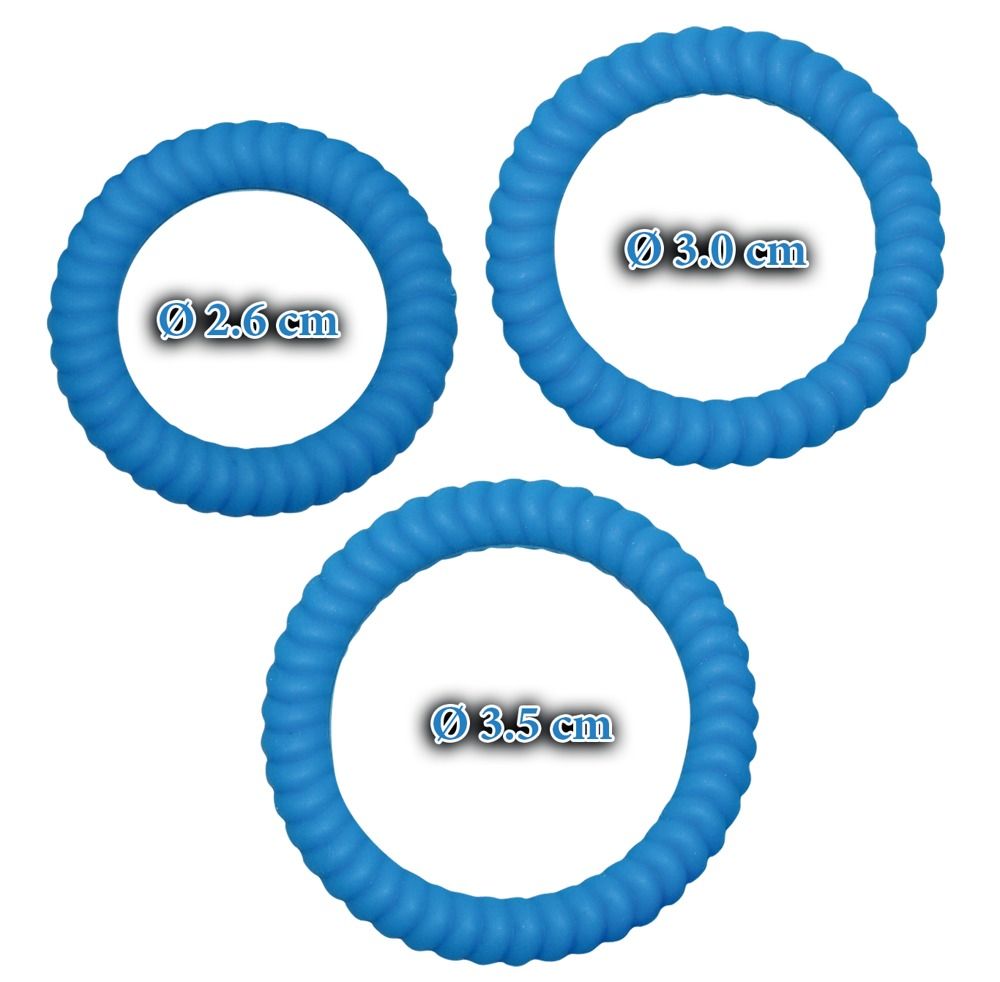 Drei blaue Penisringe mit geriffelter Oberfläche. Durchmesserangaben: 2,6 cm, 3,0 cm, 3,5 cm.