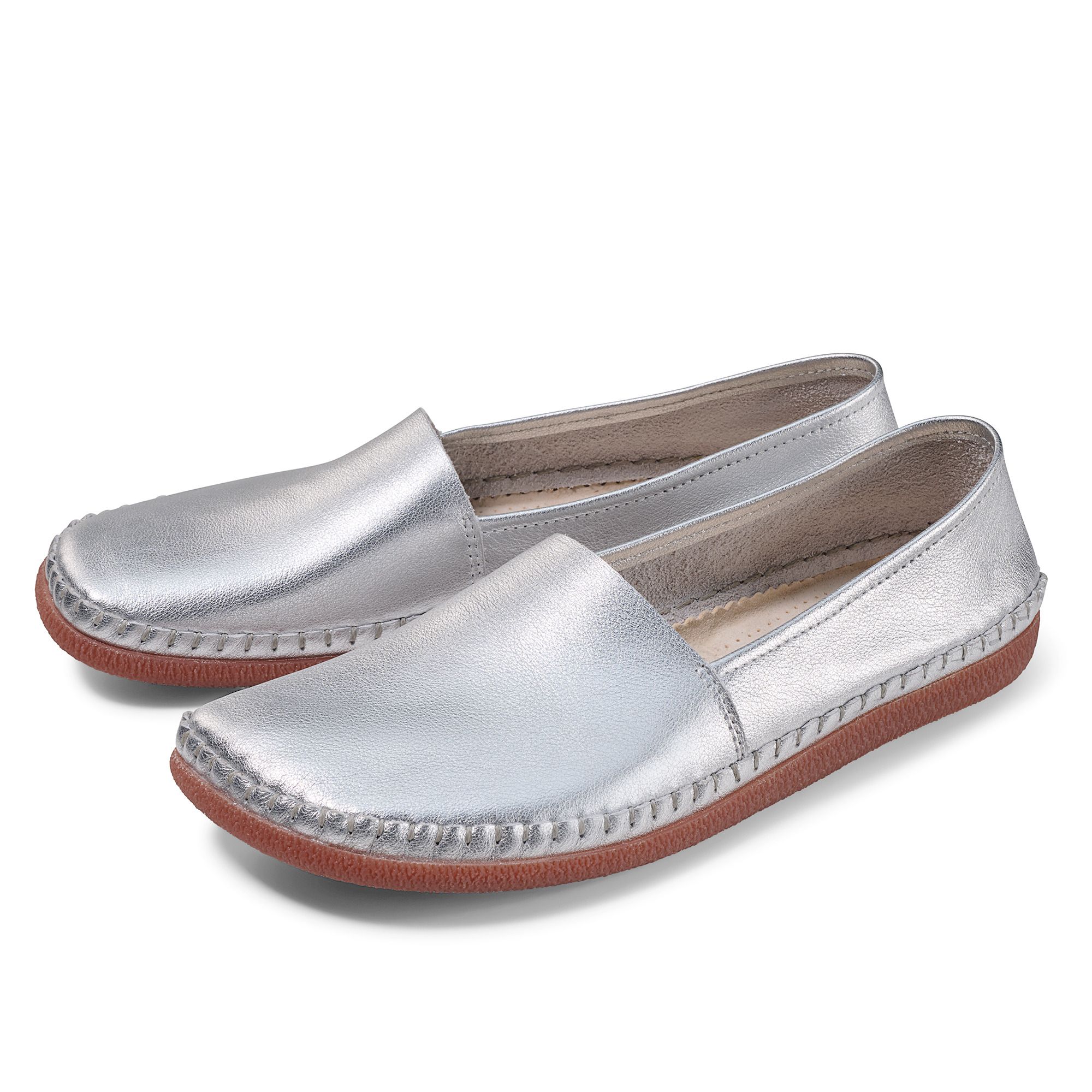 Zwei silberne Unisex-Slipper mit breiter Passform, Leder, von vorne.