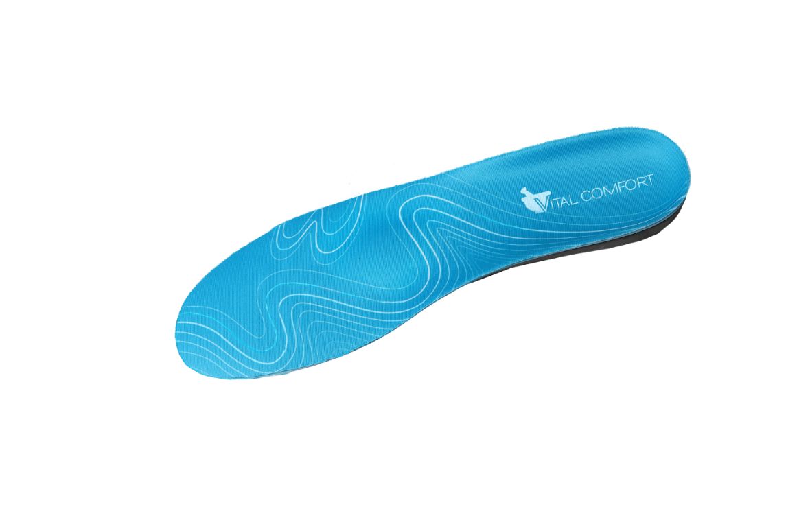 Blaue Einlegesohle mit Vital Comfort Logo. Anatomische Form mit gewellten Linien. Schwarze Unterseite. Perspektivische Ansicht.